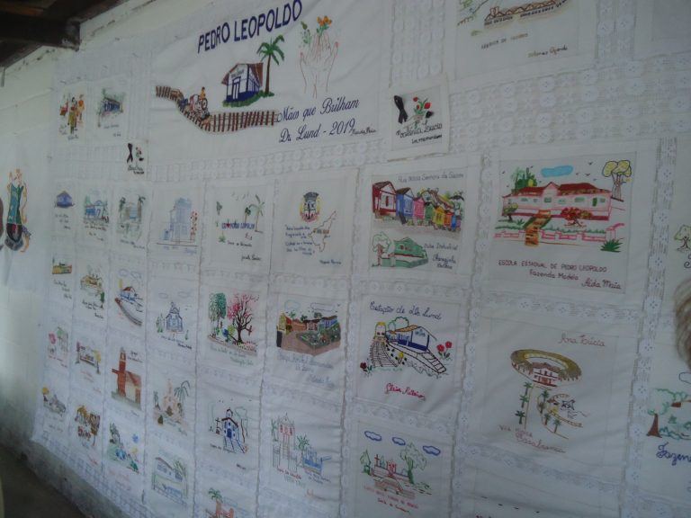 Bordadeiras de Dr. Lund estampam Pedro Leopoldo em uma linda toalha