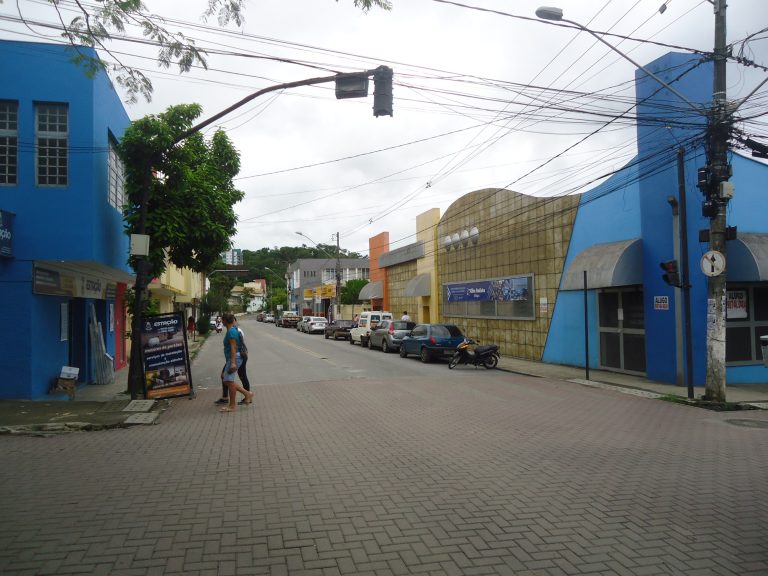 “É nojento estacionar neste quarteirão”, desabafa usuário sobre rua Dr. Rocha
