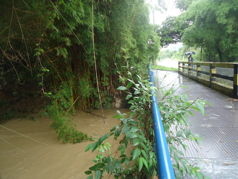 Nunca choveu tanto na região, diz meteorologia. Ribeirões estão cheios e barranco caiu na 424