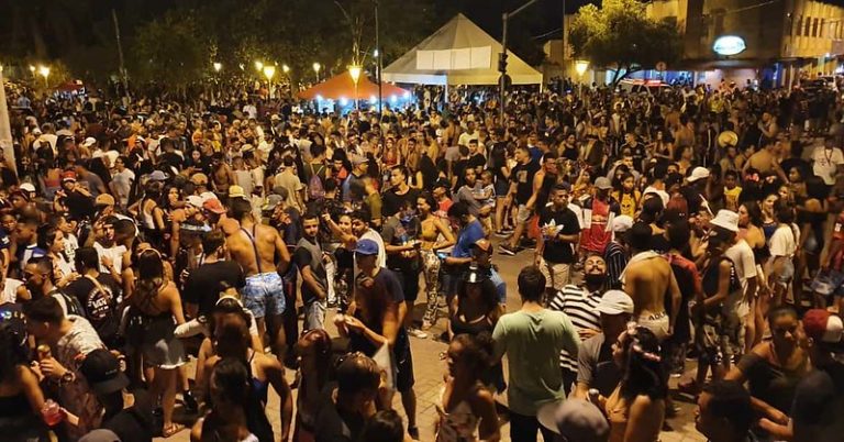 O povo já está na rua para ver o boi: a festa vai até o dia 21 de fevereiro no centro e nos bairros
