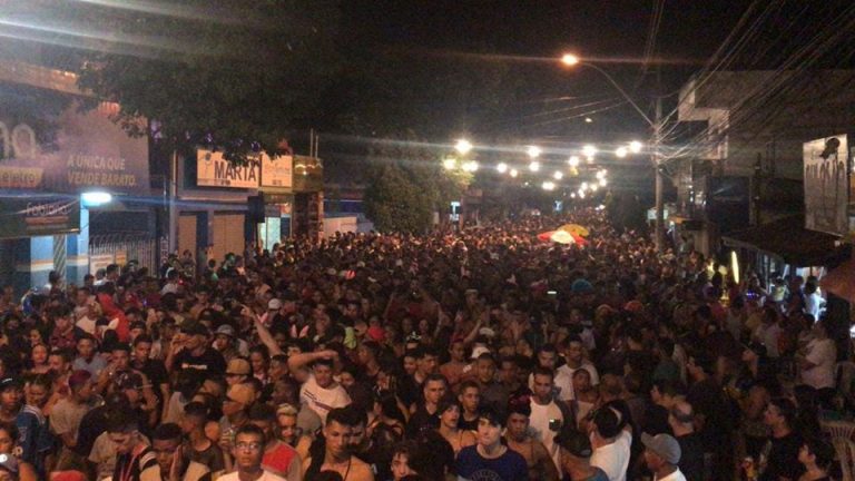 Boi da manta épico leva milhares de pessoas à rua principal
