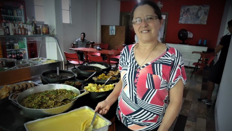 Cida ensina a fazer quiabo que não baba, uma das especialidades de sua cozinha saborosa