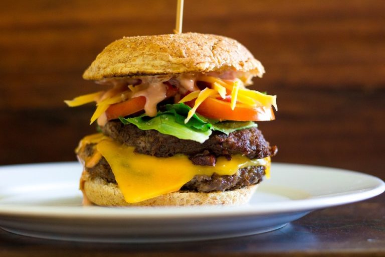 Bateu fome? Veja aqui para onde ligar e pedir comida, a qualquer hora do dia
