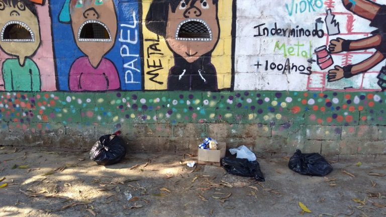Não deixe o reciclável fora das “bocas” dos muros inteligentes