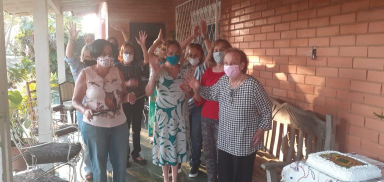 Dona Neusa faz 94 anos e comemora com bolo do Galo