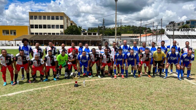 Futebol Solidário: muitos gols e 250 brinquedos para as crianças de PL