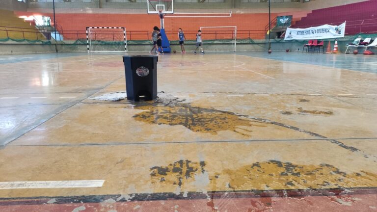 Goteira na quadra impede jogo de basquete no Ceppel