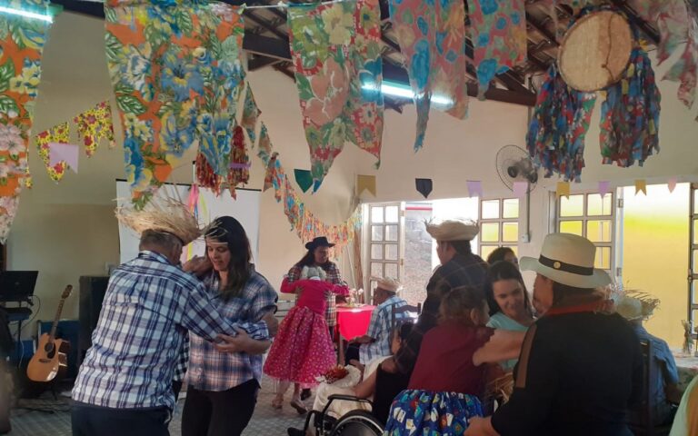 Festa junina do Laiite tem música, quadrilha e casamento na roça
