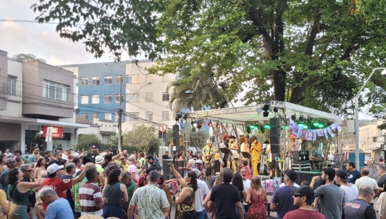 Musa do bar Soares leva multidão à praça Dr. Senra