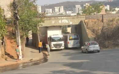 Caminhão agarra no pontilhão da linha férrea