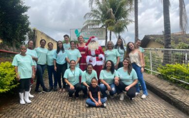 Papai Noel traz presentes da comunidade aos idosos do Laiite