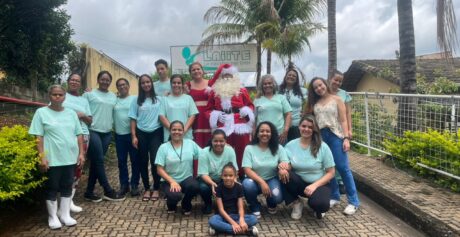 Papai Noel traz presentes da comunidade aos idosos do Laiite