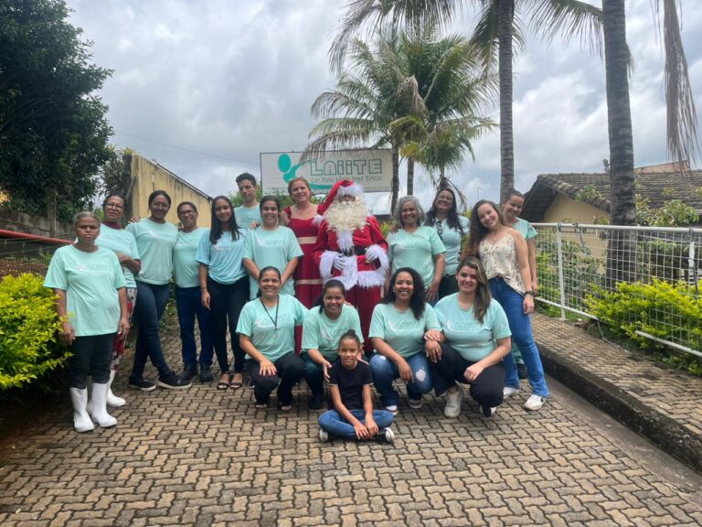 Papai Noel traz presentes da comunidade aos idosos do Laiite