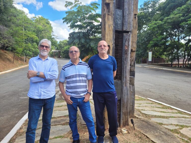 Escultura no Parque do Sumidouro recebe seu criador