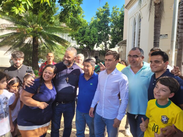 Nikolas Ferreira em PL mobiliza admiradores, políticos e moradores de rua