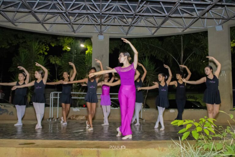 A dança vai para a praça e encontra o povo de PL