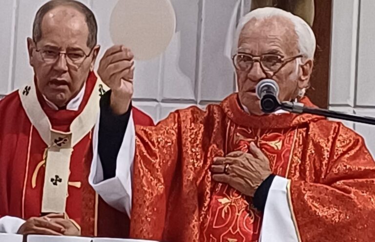 Dom Walmor prestigia os 65 anos de ordenação de Padre Artur