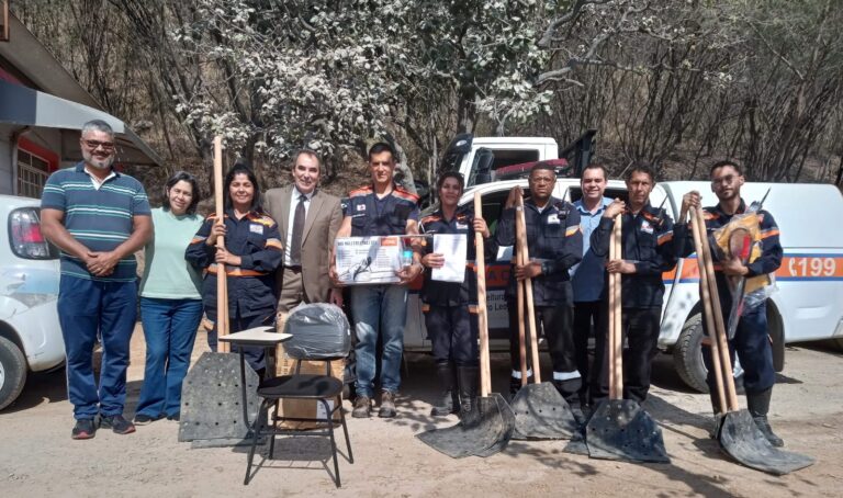 Grupo Borges doa material de combate a incêndio para a Defesa Civil de Pedro Leopoldo