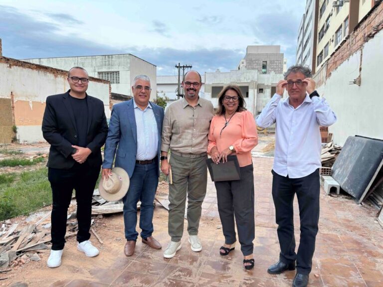 Futuro Centro Cultural Chico Xavier recebe o vice-governador Mateus Simões e o senador Girão