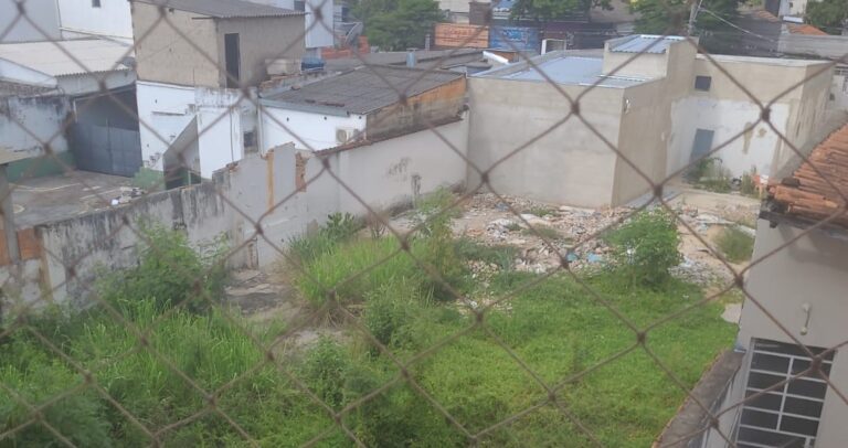 Lotes no centro juntam entulho e trazem risco de dengue