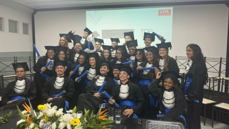 Alunos da EFG-FPL celebram Colação de Grau