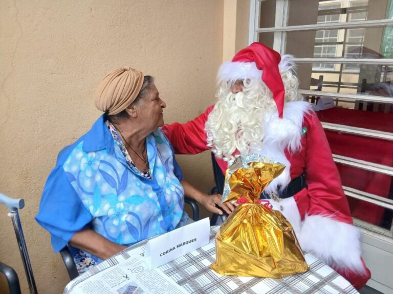 Ceia de Natal alegra os idosos do Laiite