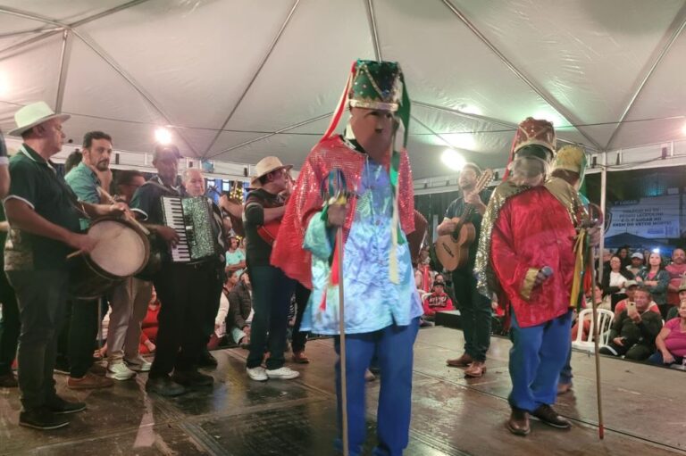 Folias de Reis emocionam o povo na praça