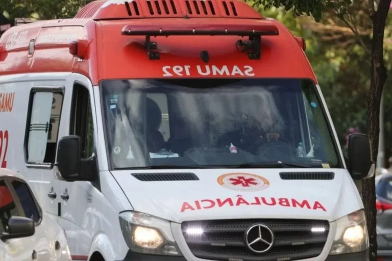 Mulher abre porta e salta de carro em movimento em Pedro Leopoldo