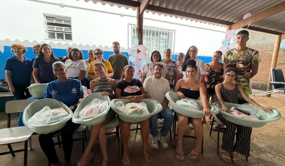 Projeto Escola de Gestantes entrega kits maternidade