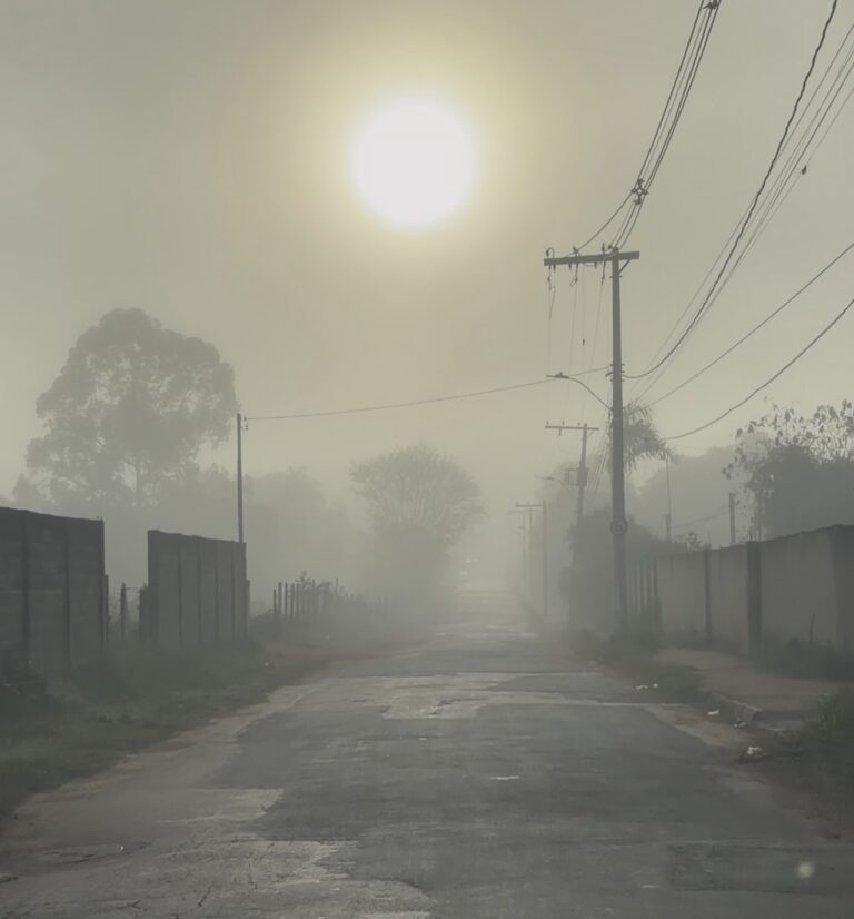 VÍDEO: Neblina intensa chama atenção e encobre cidades da Região Metropolitana de BH