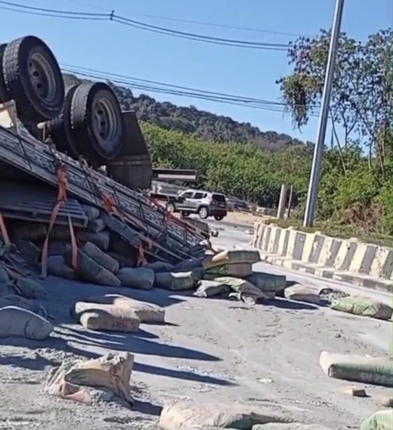 Caminhão carregado com cimento tomba após perder os freios em Pedro Leopoldo