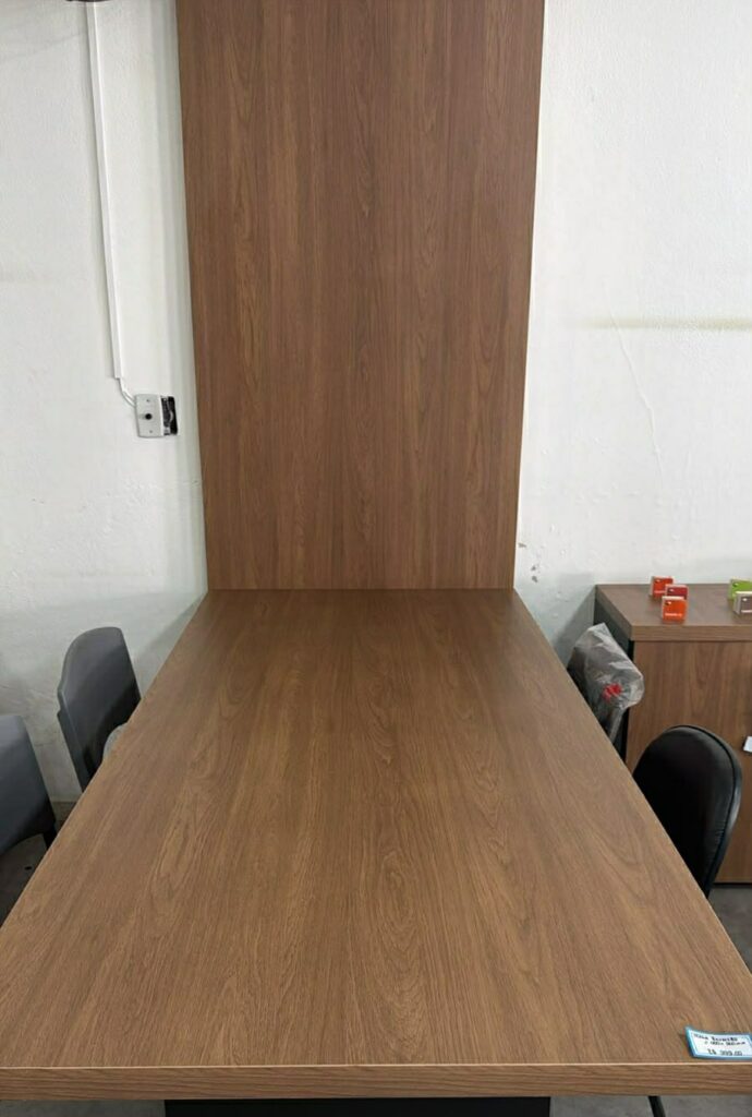 MESA REUNIÃO C/ PAINEL DE PAREDE
