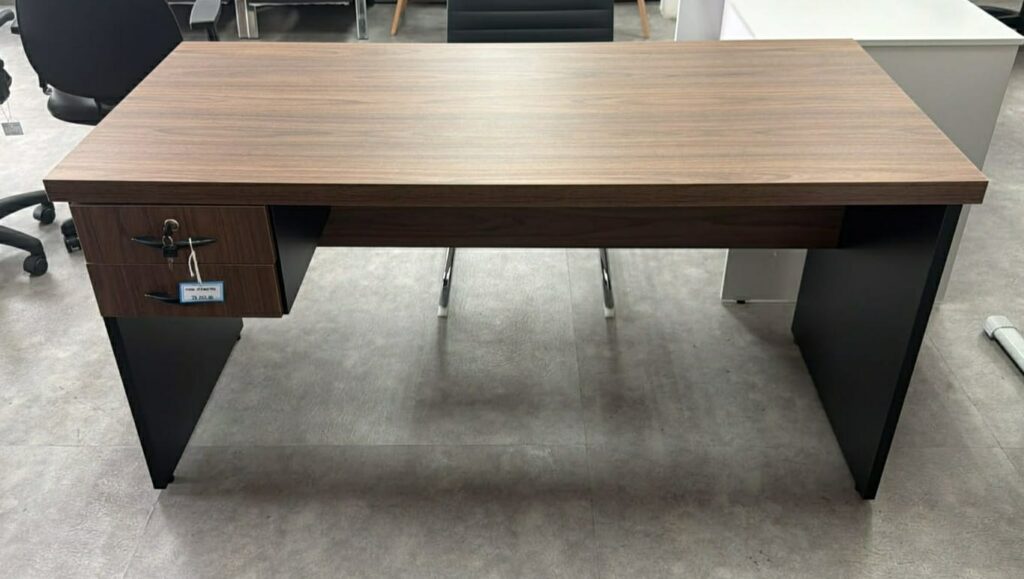 MESA RETA PÉ PAINEL COM GAVETAS