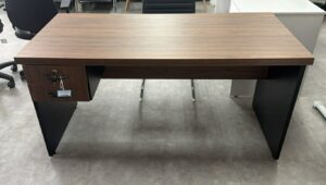 MESA RETA PÉ PAINEL COM GAVETAS
