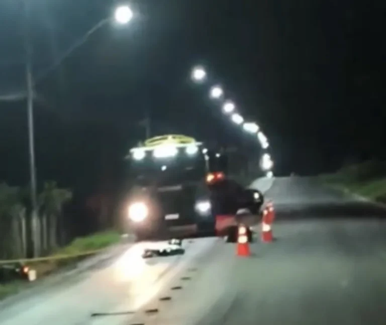 VÍDEO: Motociclista morre após bater de frente com caminhão em Pedro Leopoldo