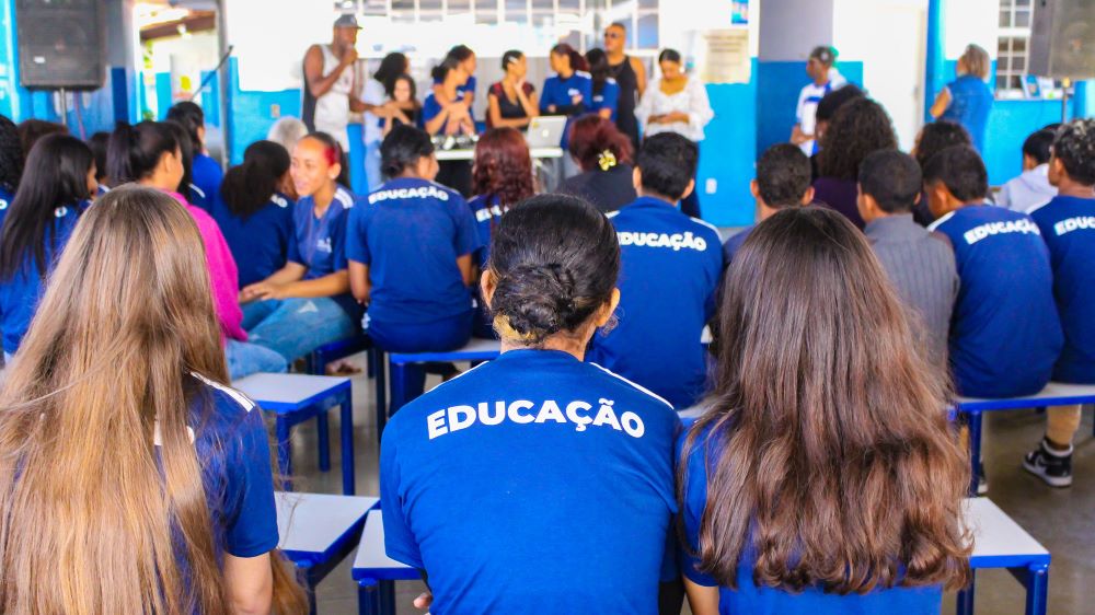 Alunos e educadores debatem na escola o fim da violência doméstica