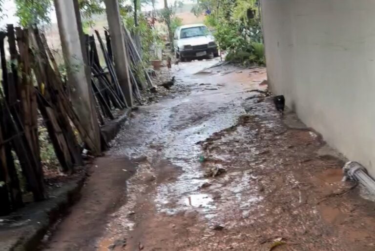 VÍDEO: Chuva volta a causar transtornos e lama toma conta de rua em Pedro Leopoldo